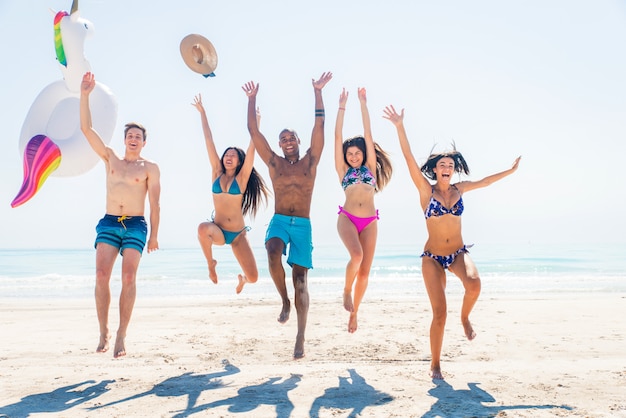 Amigos divirtiéndose en la playa