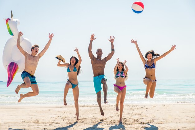 Amigos divirtiéndose en la playa