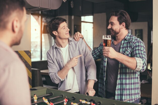 Amigos divirtiéndose en el pub