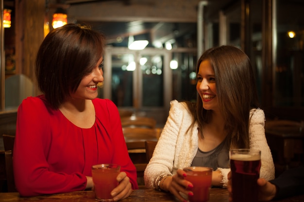 Amigos divirtiéndose en un pub