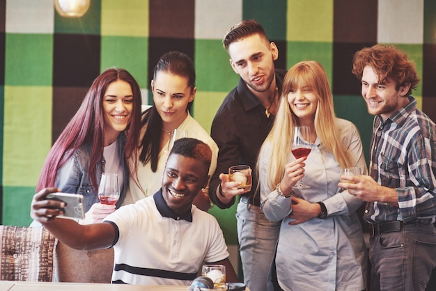 Amigos divirtiéndose en el restaurante