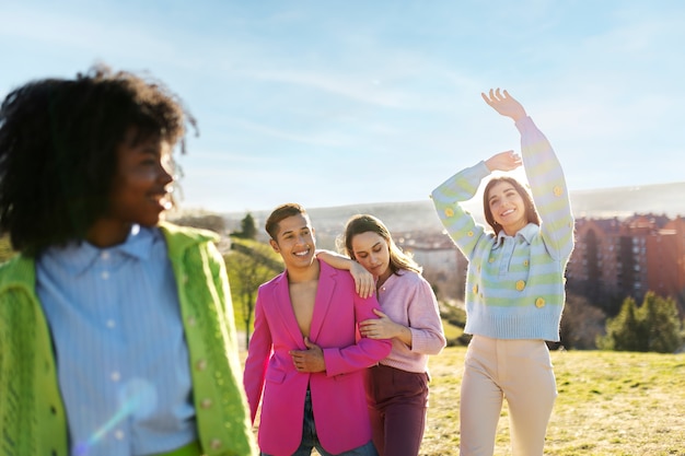 Amigos divirtiéndose bajo el sol en un campo al aire libre