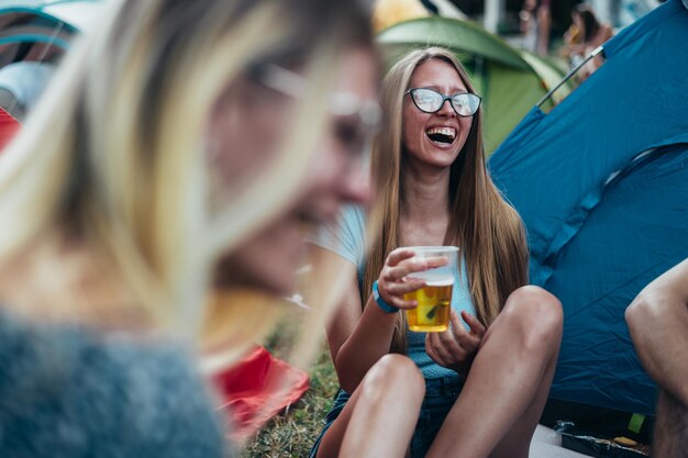 Amigos divirtiéndose en su campamento en un festival de música