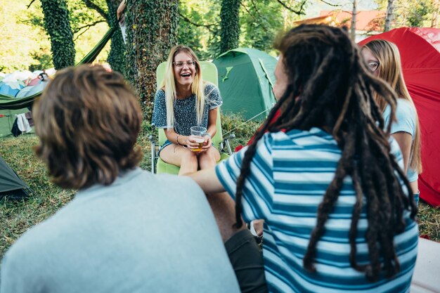 Amigos divirtiéndose en su campamento en un festival de música