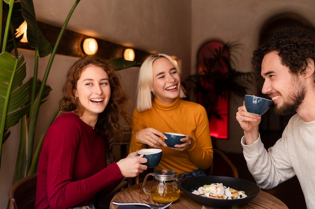 Amigos divirtiéndose en su reunión.