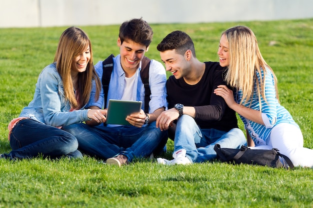 Amigos divirtiéndose con tabletas digitales