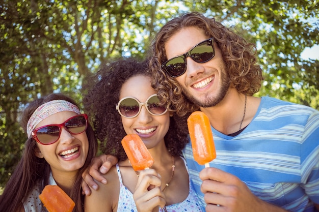 Amigos do Hipster que gostam de lollies de gelo