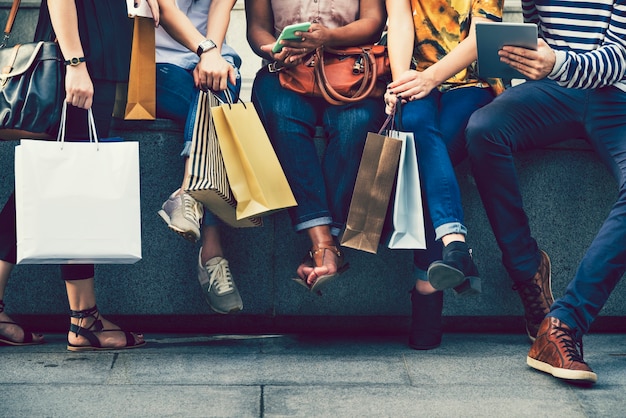 Amigos do sexo feminino em uma maratona de compras