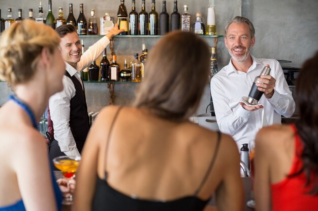Amigos do sexo feminino pedir bebidas