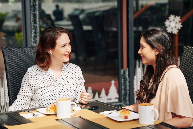 Amigos do sexo feminino se encontrando em um café