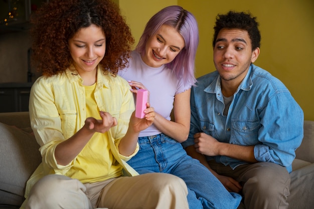 Foto amigos do sexo masculino e feminino fazendo uma manicure juntos