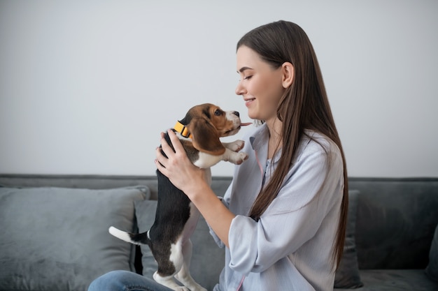 Amigos. Dueño de mascota con un lindo perrito en casa