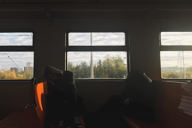 Amigos durmiendo en el tren.