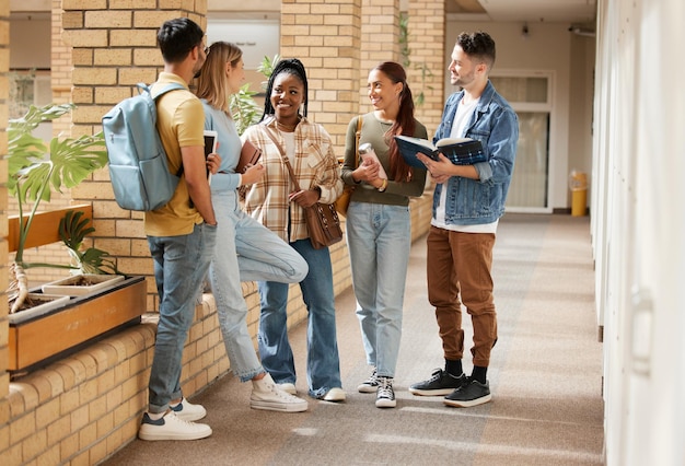 Amigos de la educación y la universidad con estudiantes en el campus con libros para aprender becas o conocimientos Estudiar el futuro o la universidad con personas que caminan a clase para la academia o el examen de regreso a la escuela