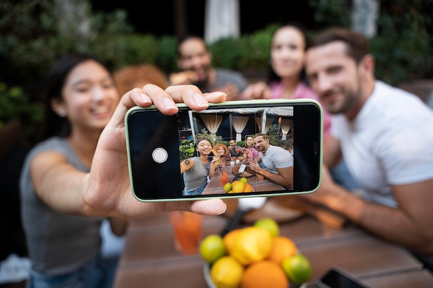 Amigos em fotos médias tirando fotos