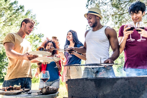 Amigos em um churrasco