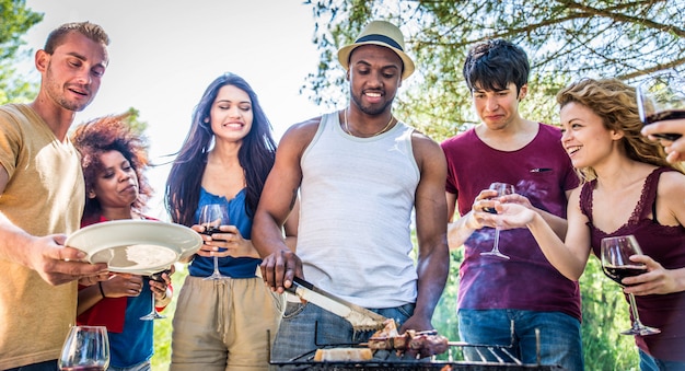 Amigos em um churrasco