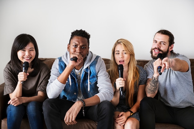 Foto amigos em um karaoke