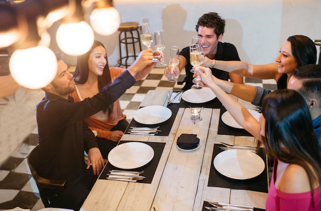 Amigos em um restaurante a desfrutar do jantar