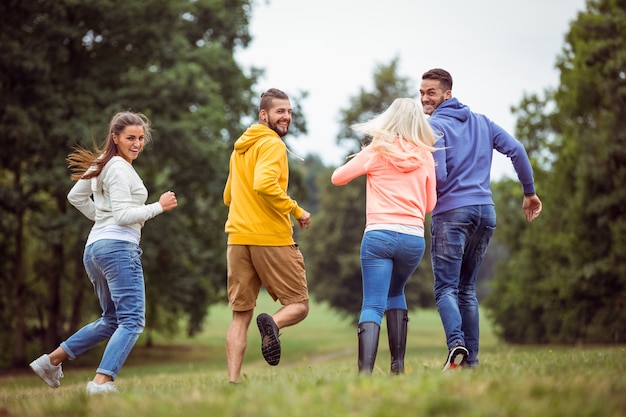 Amigos em uma caminhada juntos