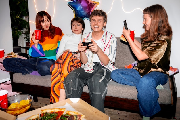 Foto amigos em uma festa com uma pizza deliciosa