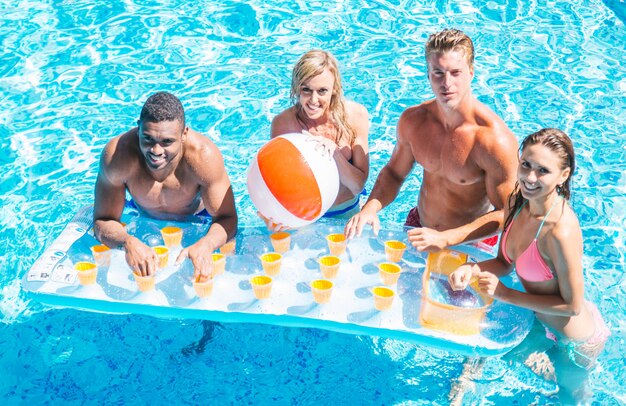 Amigos em uma piscina