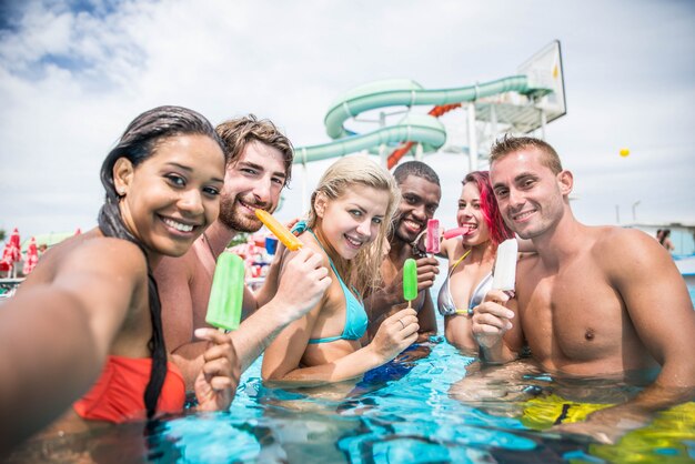 Amigos em uma piscina