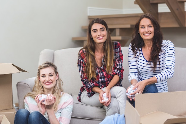 Amigos con embalaje de maní en su nueva casa