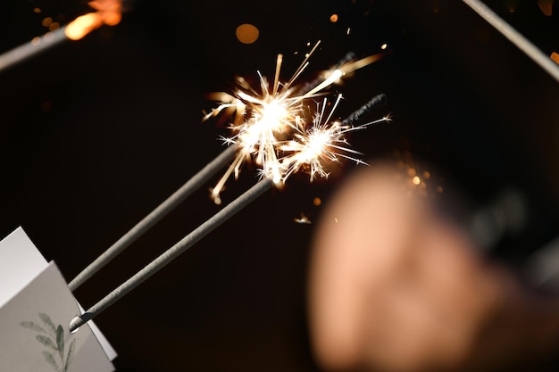 Amigos encendieron luces de bengala en la boda