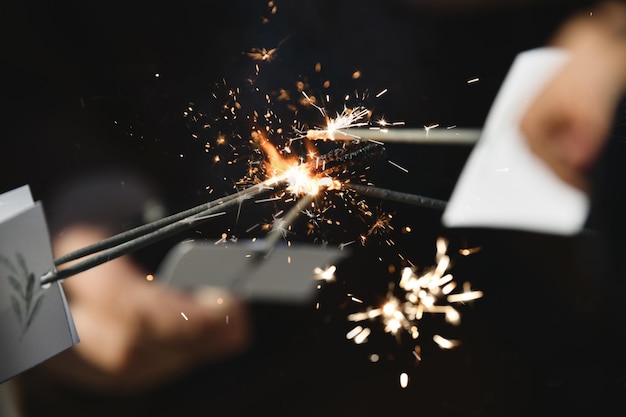 Amigos encendieron luces de bengala en la boda