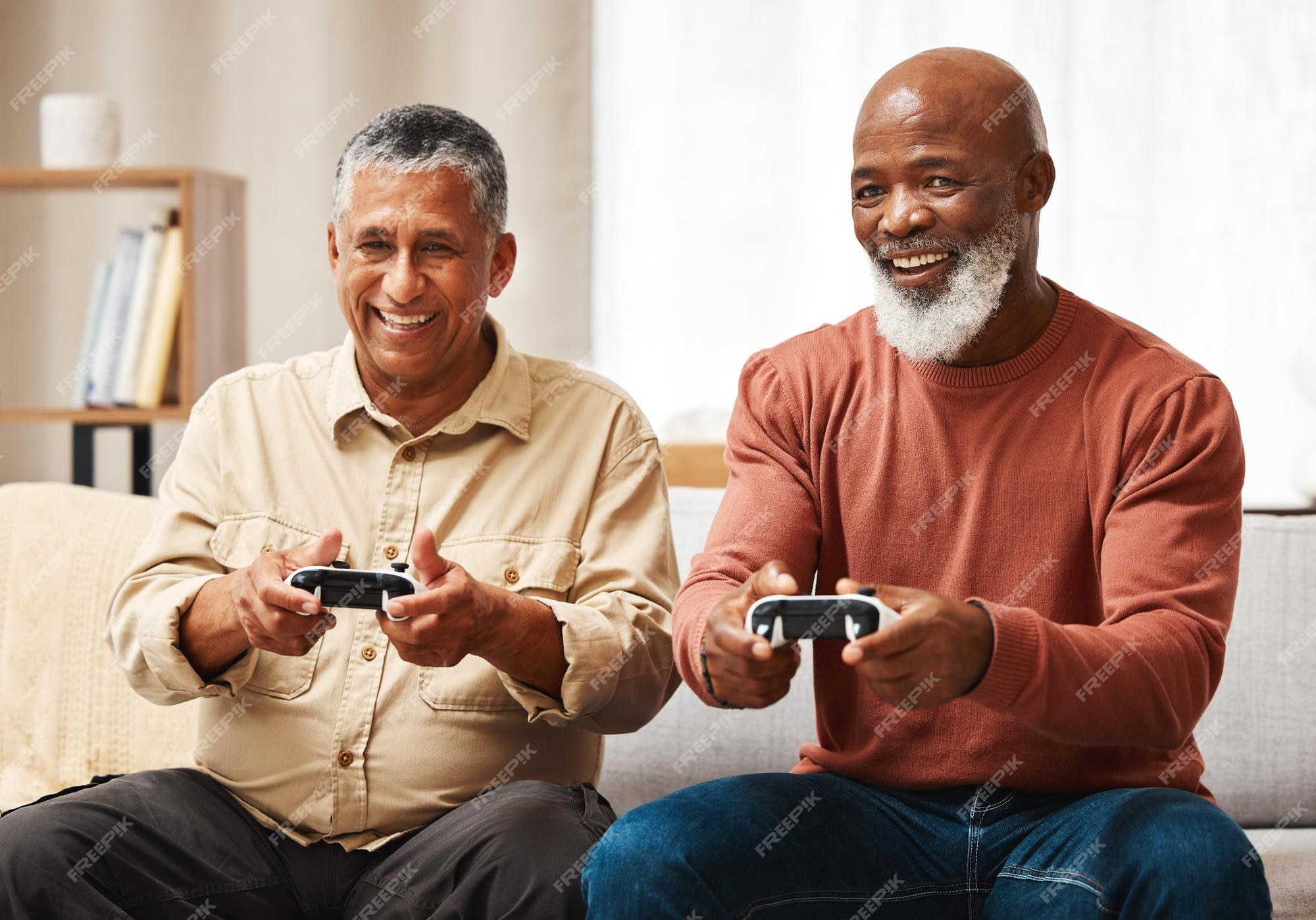 Amigos engraçados e seniores de jogos negros jogando videogame