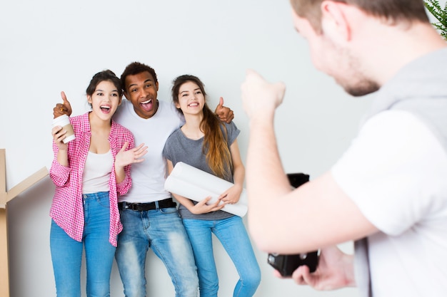 Foto amigos engraçados tiram foto em uma casa nova.