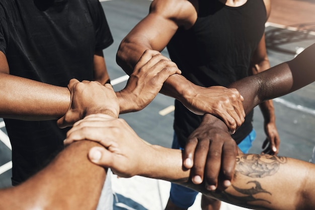 Amigos del equipo de diversidad y baloncesto tomándose de la mano para una asociación de confianza o un objetivo comunitario en la cancha de baloncesto de Nueva York Apoyo a la motivación o unidad deportiva para entrenamiento físico o entrenamiento de salud