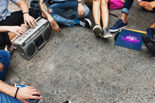 Amigos escuchando música