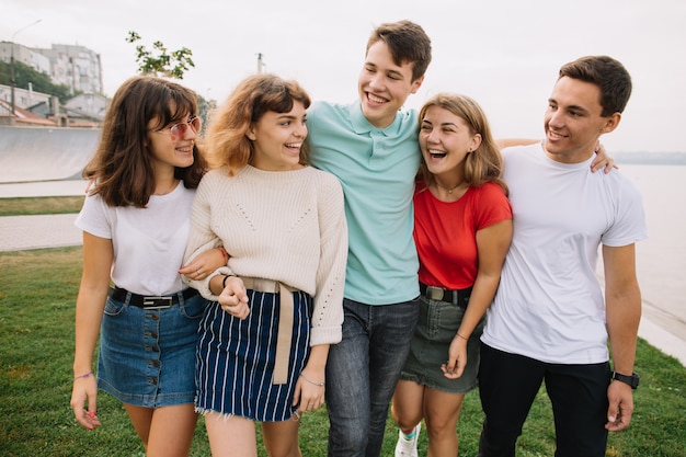 Amigos de la escuela adolescentes divirtiéndose a cuestas al aire libre