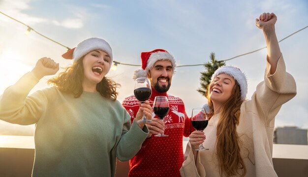 Los amigos están celebrando la Navidad.