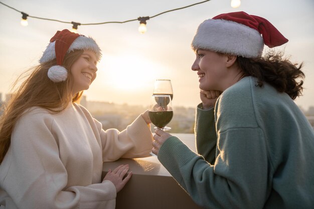 Los amigos están celebrando la Navidad.