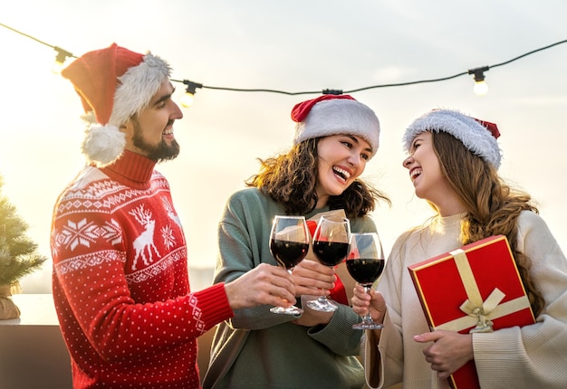 Los amigos están celebrando la Navidad.