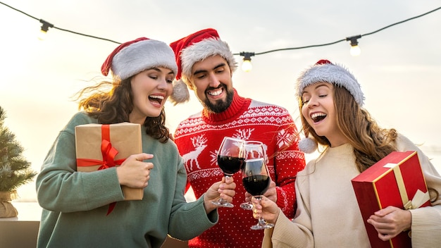 Los amigos están celebrando la Navidad.