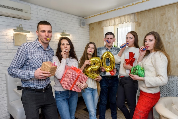 Amigos estão comemorando aniversário em um café e posando para a câmera