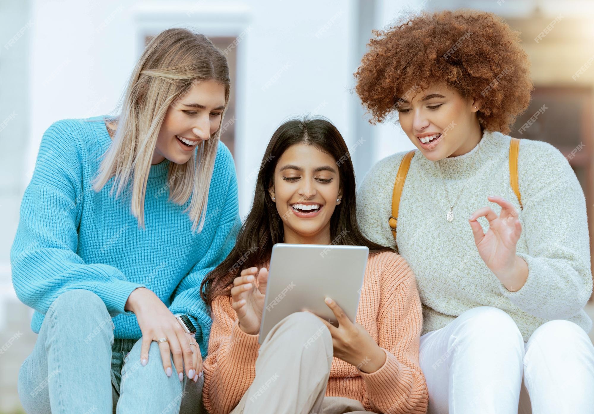 Amigos estudantes e tablet rindo para entretenimento transmitindo mídia  social ou comunicação no campus mulheres felizes desfrutando de risadas  engraçadas de memes ou navegando em pesquisas on-line na tela sensível ao  toque