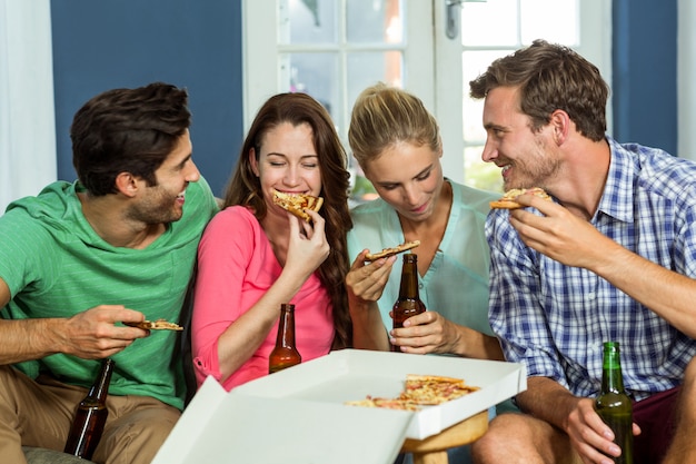 Amigos fazendo festa em casa a sorrir