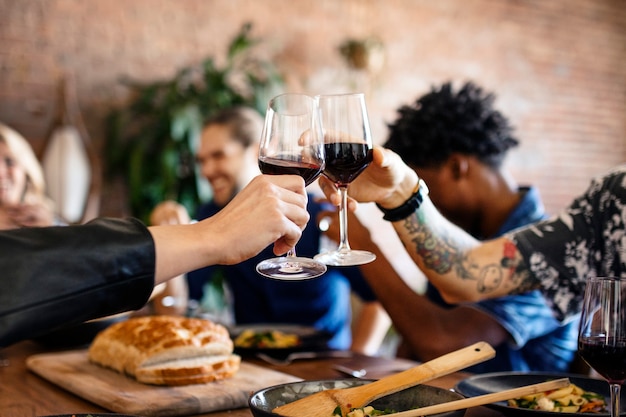 Amigos fazendo um brinde em um jantar