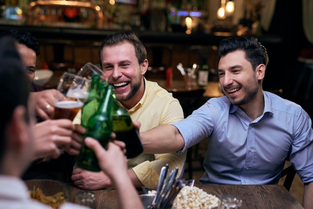 Foto amigos fazendo um brinde no bar