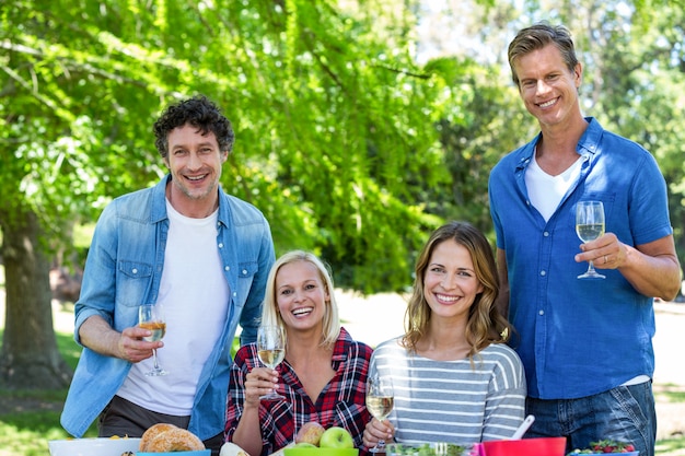 Amigos fazendo um piquenique com vinho