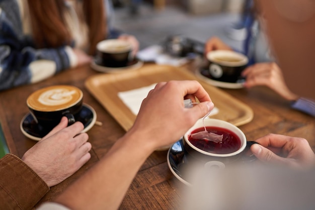 Amigos fazendo uma pausa para o chá em um café aconchegante