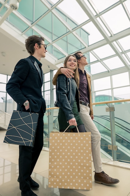 Amigos, fazer compras juntos.