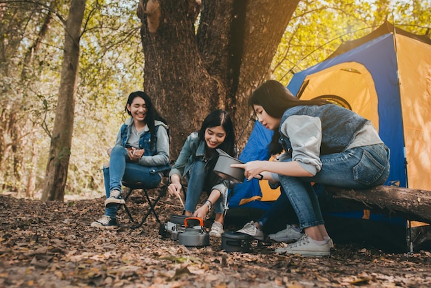 Amigos felices acampando en el bosque