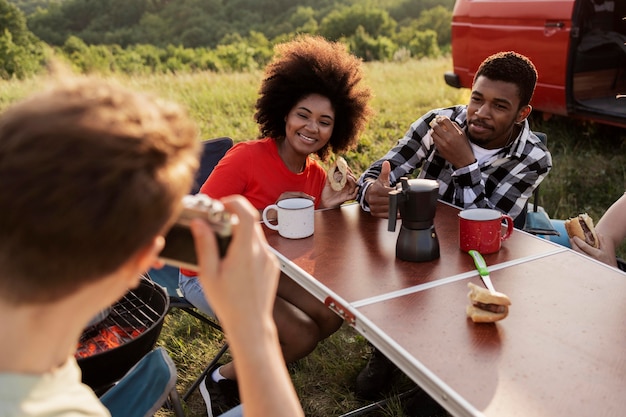 Foto amigos felices al aire libre de cerca