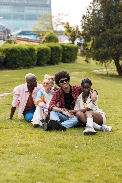 amigos felices al aire libre